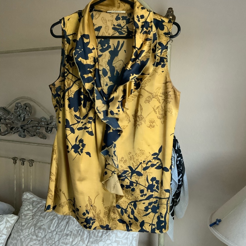 Tahari blouse. L